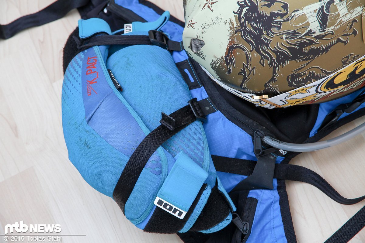 Ein echter Vorteil: Der BE2 Enduro verfügt über zwei Spanngurte an der Unterseite, mit denen beispielsweise die Knieprotektoren fixiert werden können Ein echter Vorteil: Der BE2 Enduro verfügt über zwei Spanngurte an der Unterseite, mit denen beispielsweise die Knieprotektoren fixiert werden können