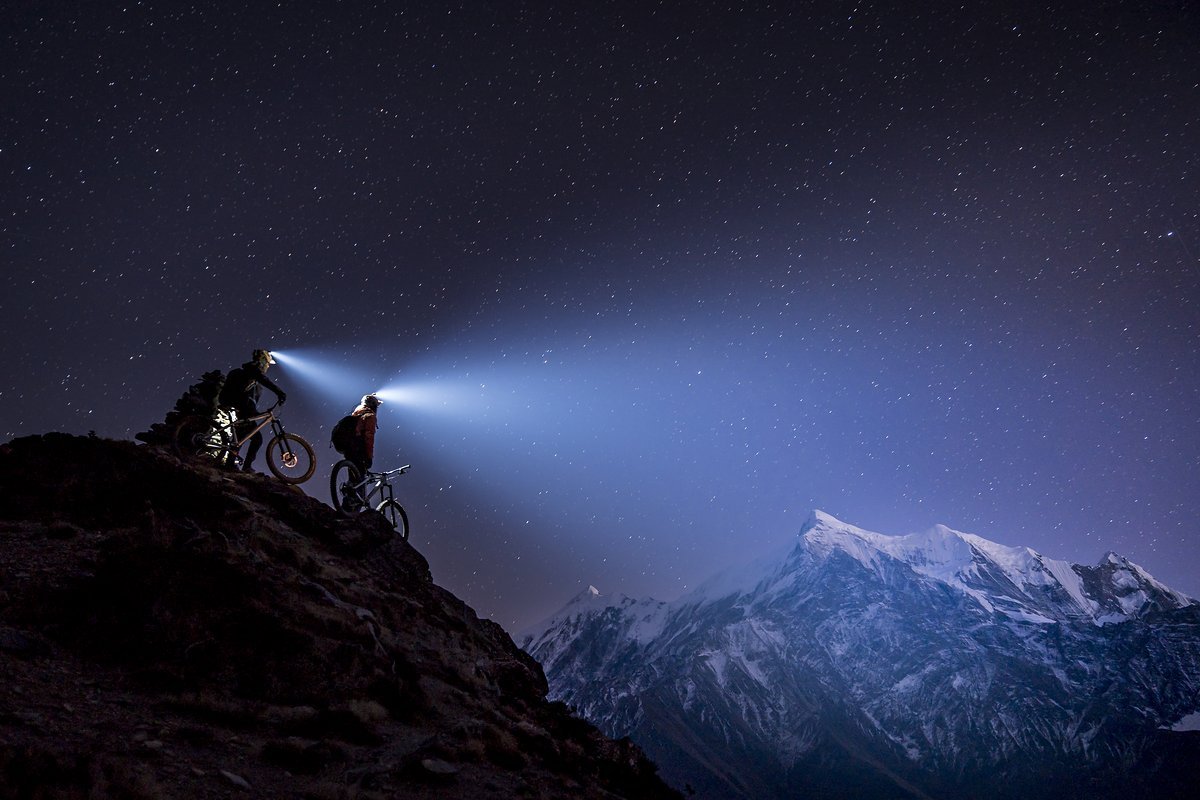 Beeindruckende Kulisse in Nepal: Sternklarer Himmel, gigantische Eiswände am Horizont Beeindruckende Kulisse in Nepal: Sternklarer Himmel, gigantische Eiswände am Horizont
