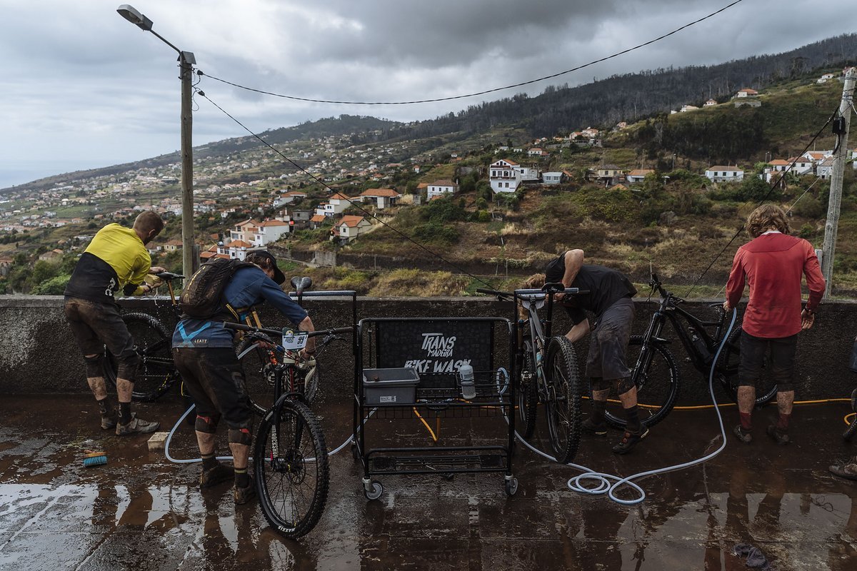 Wer sein Rad nicht schon unterwegs entschlammt hatte, musste sich in die lange Bikewash-Schlange einreihen Wer sein Rad nicht schon unterwegs entschlammt hatte, musste sich in die lange Bikewash-Schlange einreihen