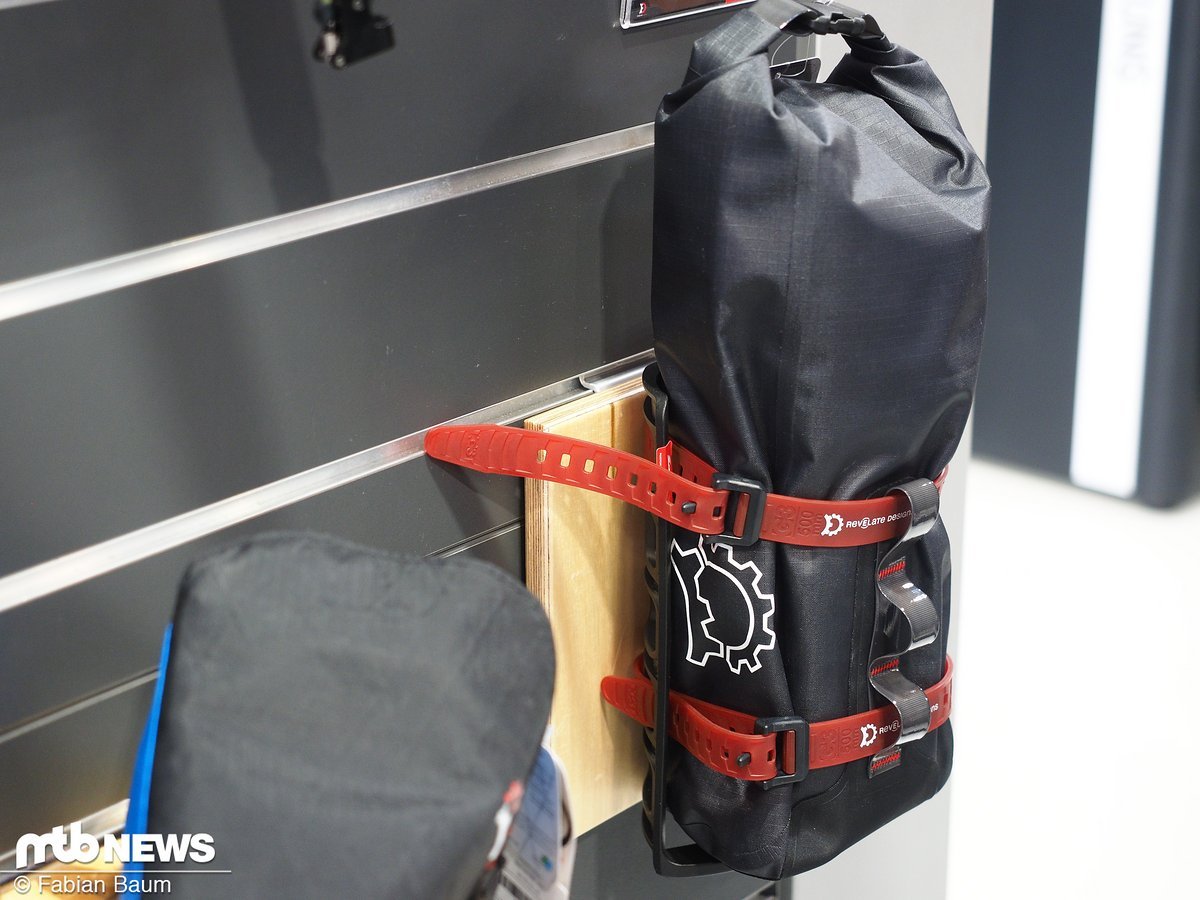 Die Revelate Cargocage-Tasche ist komplett wasserdicht und wird mittels Straps fixiert Die Revelate Cargocage-Tasche ist komplett wasserdicht und wird mittels Straps fixiert
