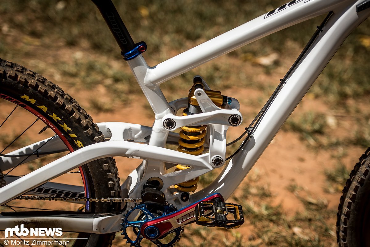 Das Fahrwerk am schneeweißen Scott Gambler von Adam Brayton stammt aus dem Hause Öhlins Das Fahrwerk am schneeweißen Scott Gambler von Adam Brayton stammt aus dem Hause Öhlins