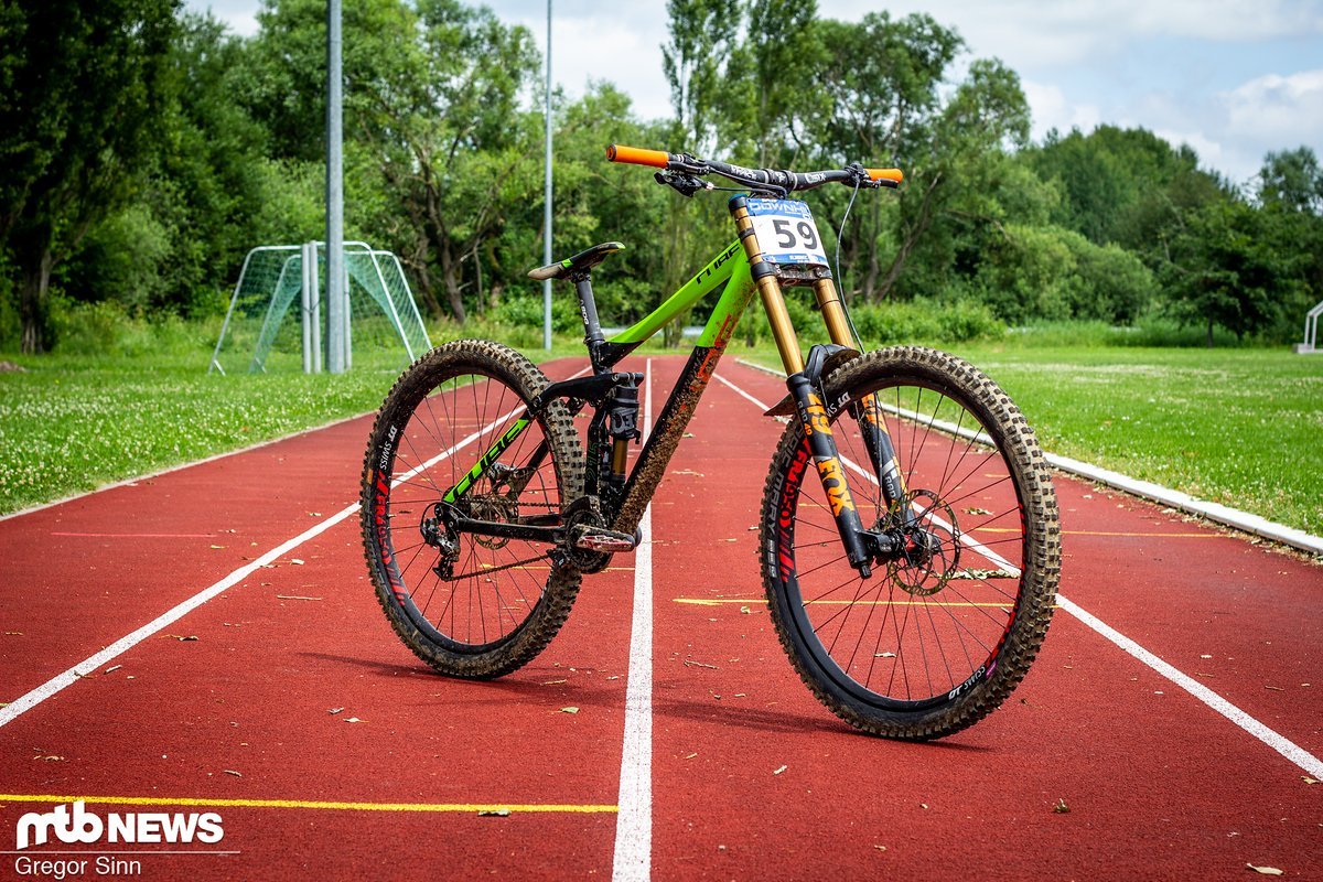 Wir konnten das neue Cube Two15 29 bereits einige Monate vor der offiziellen Vorstellung in die Finger bekommen. Während des Tests sind wir auch mehrere internationale Downhill-Rennen gefahren, um das 29er auf Herz und Nieren zu testen. Wir konnten das neue Cube Two15 29 bereits einige Monate vor der offiziellen Vorstellung in die Finger bekommen. Während des Tests sind wir auch mehrere internationale Downhill-Rennen gefahren, um das 29er auf Herz und Nieren zu testen.