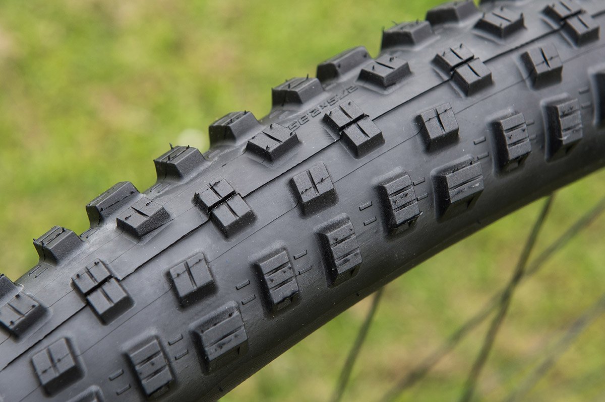 Als klassischer Allrounder mit einem breitem Einsatzbereich erfreut sich der Schwalbe Nobby Nic großer Beliebtheit. Als klassischer Allrounder mit einem breitem Einsatzbereich erfreut sich der Schwalbe Nobby Nic großer Beliebtheit.