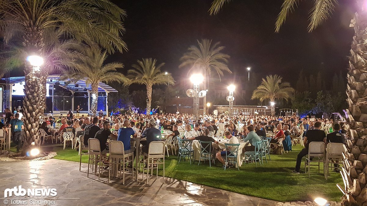 Eine große Abendveranstaltung kombinierte das Abendessen mit der Siegerehrung und dem Briefing für die kommende Etappe Eine große Abendveranstaltung kombinierte das Abendessen mit der Siegerehrung und dem Briefing für die kommende Etappe