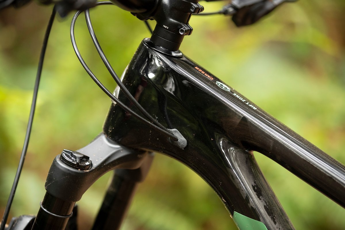 Gerade für ein Bike mit so wenig Federweg fällt die Geometrie des neuen Rift Zones recht abfahrtsorientiert aus. Gerade für ein Bike mit so wenig Federweg fällt die Geometrie des neuen Rift Zones recht abfahrtsorientiert aus.
