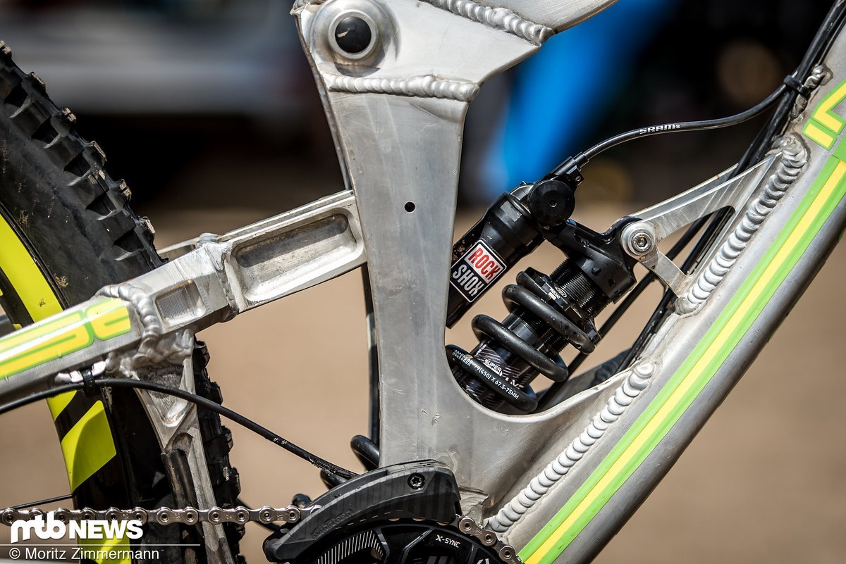 Auch hier lässt sich der RockShox-Dämpfer per Hebeldruck am Lenker für den langen Zielsprint blockieren. Auch hier lässt sich der RockShox-Dämpfer per Hebeldruck am Lenker für den langen Zielsprint blockieren.