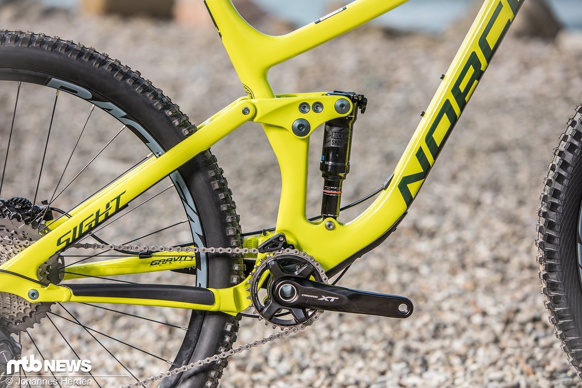 Als 29er bietet das Norco Sight Carbon 130 mm Federweg, die von einem RockShox Deluxe RT3-Dämpfer kontrolliert werden Als 29er bietet das Norco Sight Carbon 130 mm Federweg, die von einem RockShox Deluxe RT3-Dämpfer kontrolliert werden