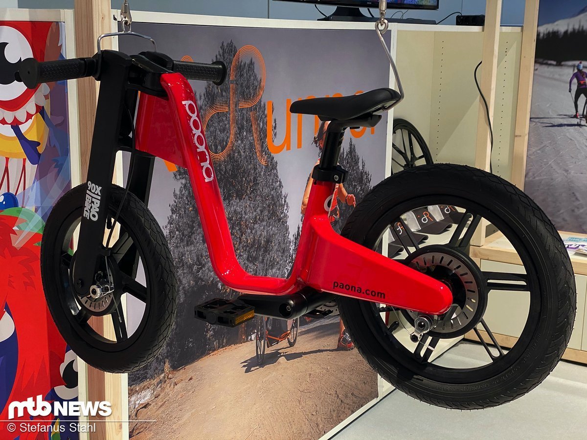Das Paobike 90 lässt sich mit seinen 14"-Rädern einfach zum Fahrrad konvertieren Das Paobike 90 lässt sich mit seinen 14"-Rädern einfach zum Fahrrad konvertieren