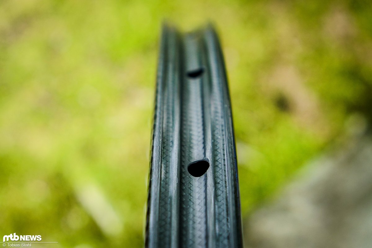Das relativ breite, flache Felgenbett unterstützt die Tubeless-Montage und soll für einen sehr guten Sitz des Reifens im Felgenhorn sorgen Das relativ breite, flache Felgenbett unterstützt die Tubeless-Montage und soll für einen sehr guten Sitz des Reifens im Felgenhorn sorgen