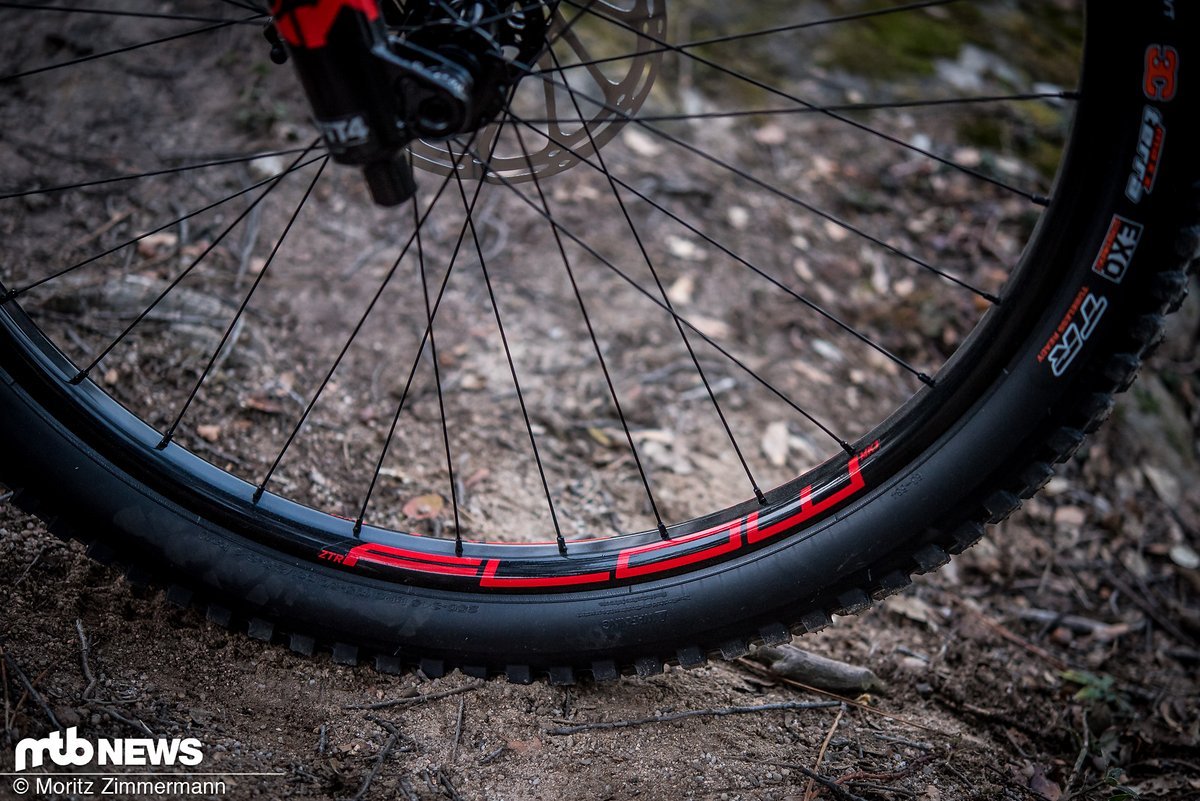 Trotz des geringen Gewichts rollt das Rocky Mountain Altitude Carbon 90 auf ZTR Flow MK3-Aluminium-Felgen Trotz des geringen Gewichts rollt das Rocky Mountain Altitude Carbon 90 auf ZTR Flow MK3-Aluminium-Felgen