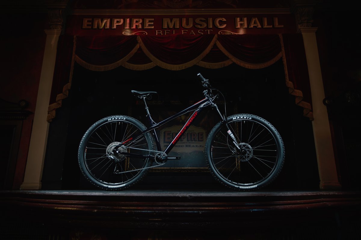 Das Nukeproof Scout ist ein preiswertes Trail-Hardtail und ist sowohl in 29" als auch in 27,5" erhältlich. Das Nukeproof Scout ist ein preiswertes Trail-Hardtail und ist sowohl in 29" als auch in 27,5" erhältlich.