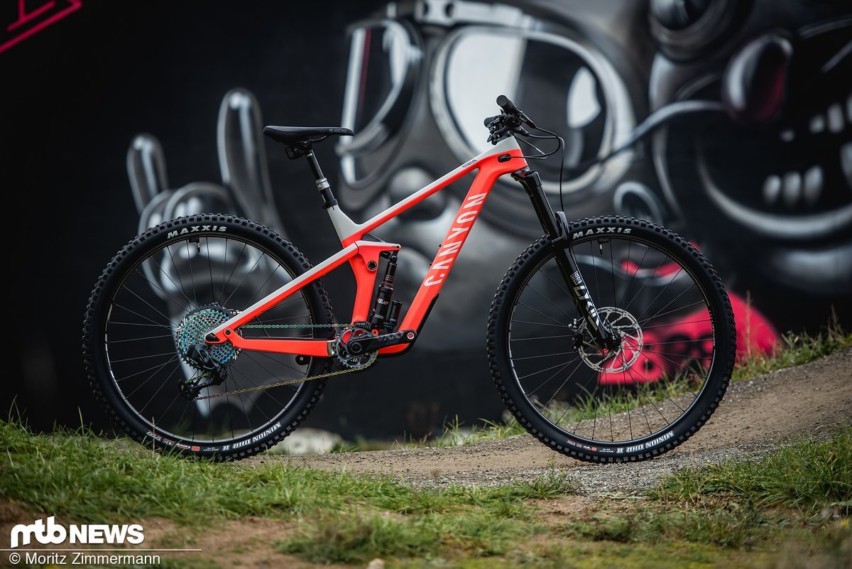 Das neue Canyon Strive CFR 9.0 Ltd ist mit einem Preis von 9.000 € das wohl teuerste Mountainbike im aktuellen Line-up der Koblenzer Das neue Canyon Strive CFR 9.0 Ltd ist mit einem Preis von 9.000 € das wohl teuerste Mountainbike im aktuellen Line-up der Koblenzer