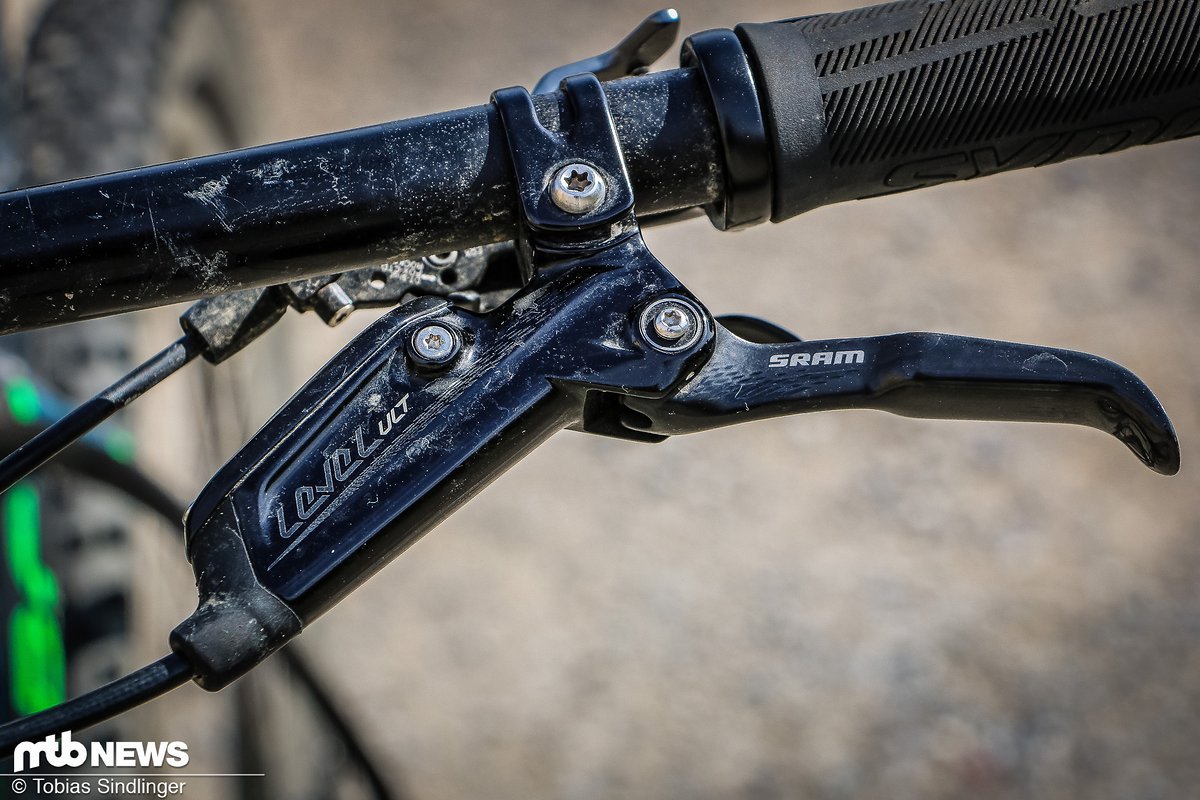 Leicht überarbeiteter Bremsgriff: Die SRAM Level Ultimate kommt mit einem Drehgrifflager daher und ist angenehm zu betätigen Leicht überarbeiteter Bremsgriff: Die SRAM Level Ultimate kommt mit einem Drehgrifflager daher und ist angenehm zu betätigen