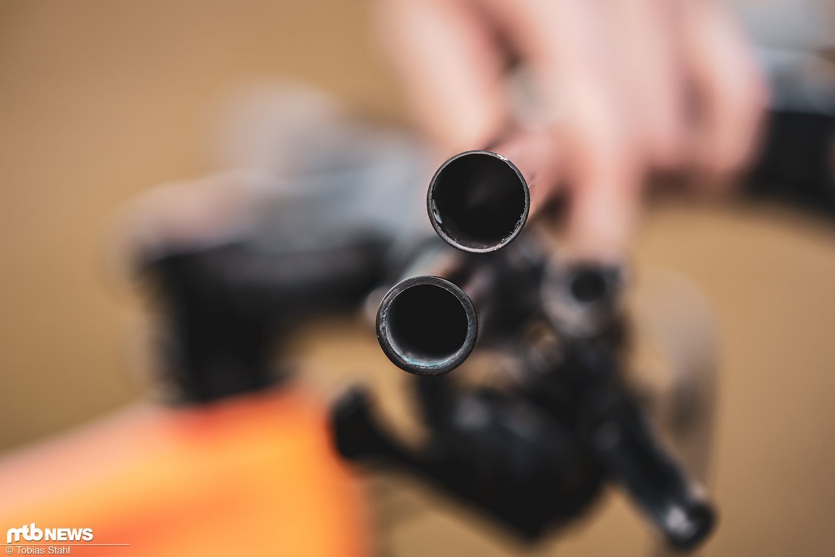 Woher kommen die Gewichtsunterschiede? Ein Blick auf die Wandstärken der Kohlefaser-Lenker von Schmolke (oben) und Newmen (unten) hilft weiter Woher kommen die Gewichtsunterschiede? Ein Blick auf die Wandstärken der Kohlefaser-Lenker von Schmolke (oben) und Newmen (unten) hilft weiter