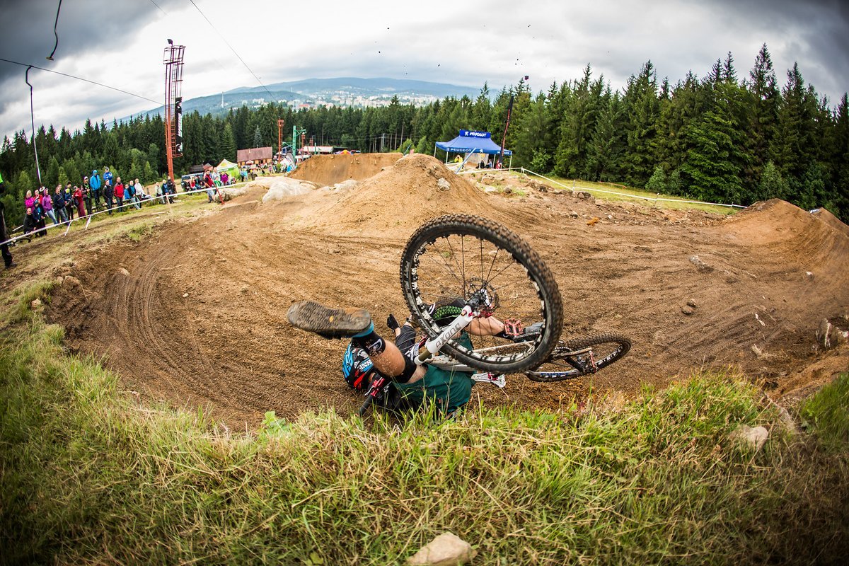 Schreckmoment für Klaus Beige. Er stürtzte in der Qualifikation, konnte sich aber noch mit Rang 27 in die Finals retten Schreckmoment für Klaus Beige. Er stürtzte in der Qualifikation, konnte sich aber noch mit Rang 27 in die Finals retten
