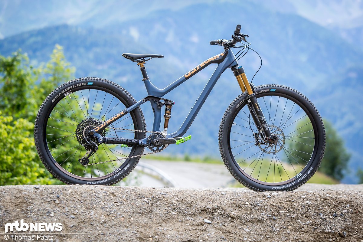 Das NS Bikes Define verfügt über einen schicken Carbon-Rahmen mit unauffällig auf der Außenseite verlegten Zügen Das NS Bikes Define verfügt über einen schicken Carbon-Rahmen mit unauffällig auf der Außenseite verlegten Zügen