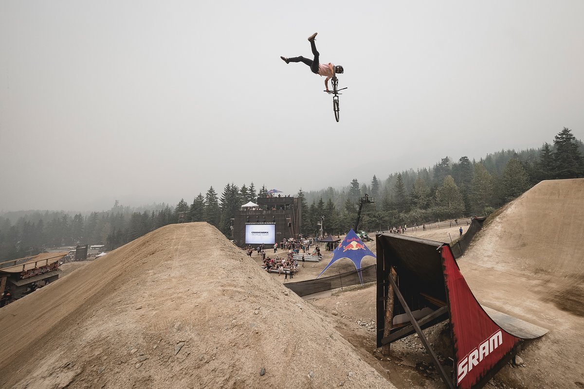 Erik in seinem Bronze-Run mit Lieblingstrick in Whistler: 360 Superman Seatgrab Indian Air Erik in seinem Bronze-Run mit Lieblingstrick in Whistler: 360 Superman Seatgrab Indian Air