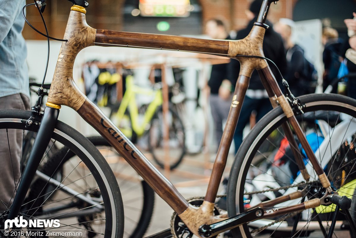 Am Stand von Calfee gab es dieses handgefertigte Bike aus Holz und Hanffasern zu bestaunen Am Stand von Calfee gab es dieses handgefertigte Bike aus Holz und Hanffasern zu bestaunen