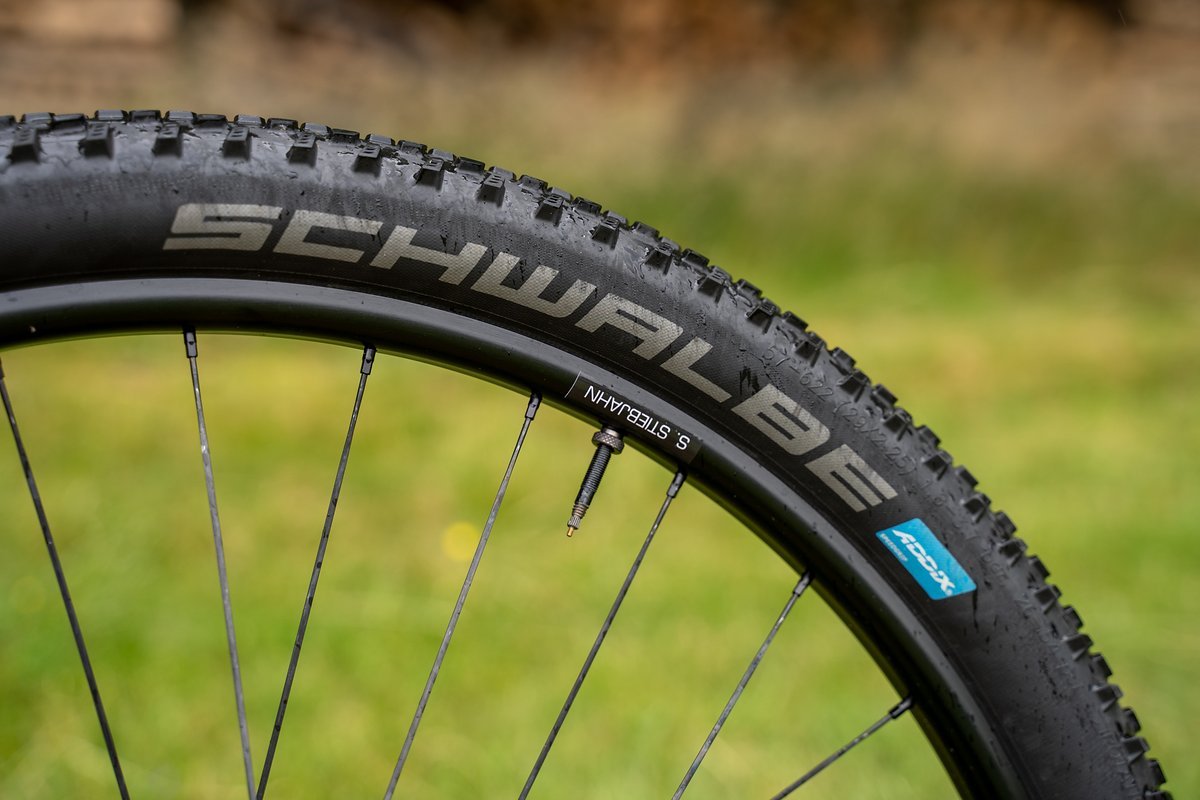 Vorne fährt Stiebjahn einen Schwalbe Racing Ray in der weichen Gummimischung sowie der 2,25er Version auf leichten Alu-Felgen mit ca.120 mm Milch und 1,4 bar Druck. Hinten rollt der Racing Ralph als harte 2,25er Version. Vorne fährt Stiebjahn einen Schwalbe Racing Ray in der weichen Gummimischung sowie der 2,25er Version auf leichten Alu-Felgen mit ca.120 mm Milch und 1,4 bar Druck. Hinten rollt der Racing Ralph als harte 2,25er Version.