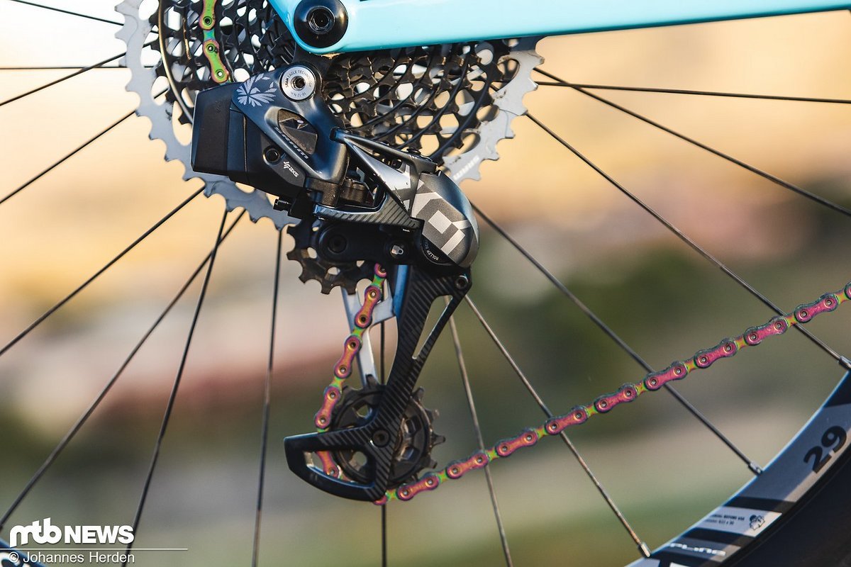 Die SRAM Eagle AXS-Schaltung hat sich zurecht den Titel innovativstes Produkt des Jahres gesichert. Erstmals kommt man ganz ohne Schaltzug oder Kabel aus und kann sich trotzdem auf knackige Gangwechsel verlassen. Die SRAM Eagle AXS-Schaltung hat sich zurecht den Titel innovativstes Produkt des Jahres gesichert. Erstmals kommt man ganz ohne Schaltzug oder Kabel aus und kann sich trotzdem auf knackige Gangwechsel verlassen.