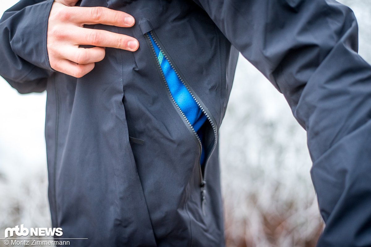 Unter den Armen hat die Gore-Jacke zwei große Belüftungsöffnungen, die sich per Reißverschluss öffnen und schließen lassen Unter den Armen hat die Gore-Jacke zwei große Belüftungsöffnungen, die sich per Reißverschluss öffnen und schließen lassen