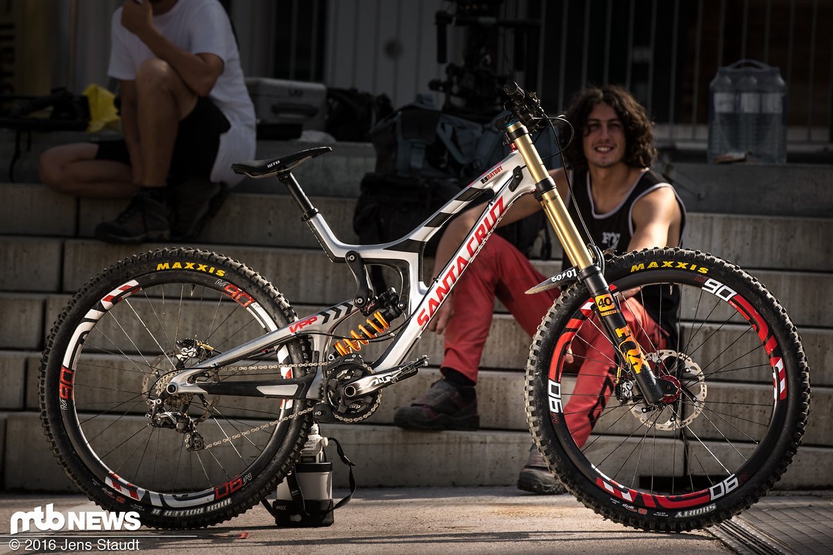 Josh Bryceland und sein Santa Cruz V10 Josh Bryceland und sein Santa Cruz V10