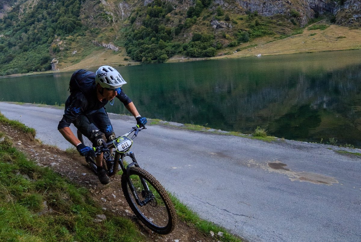 Am Ende der langen Abfahrt Richtung Lac d'Estaing bin ich trotz Traumtrails froh, Asphalt zu sehen Am Ende der langen Abfahrt Richtung Lac d'Estaing bin ich trotz Traumtrails froh, Asphalt zu sehen