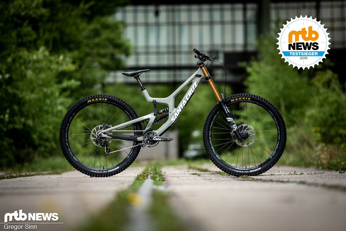 Mit einem 29"-Prototyp des alten V10 hat Santa Cruz die aktuelle 29" DH-Welle ins Rollen gebracht. Das neue Modell ist nun je nach Größe mit 27,5" oder 29"-Laufrädern erhältlich Mit einem 29"-Prototyp des alten V10 hat Santa Cruz die aktuelle 29" DH-Welle ins Rollen gebracht. Das neue Modell ist nun je nach Größe mit 27,5" oder 29"-Laufrädern erhältlich