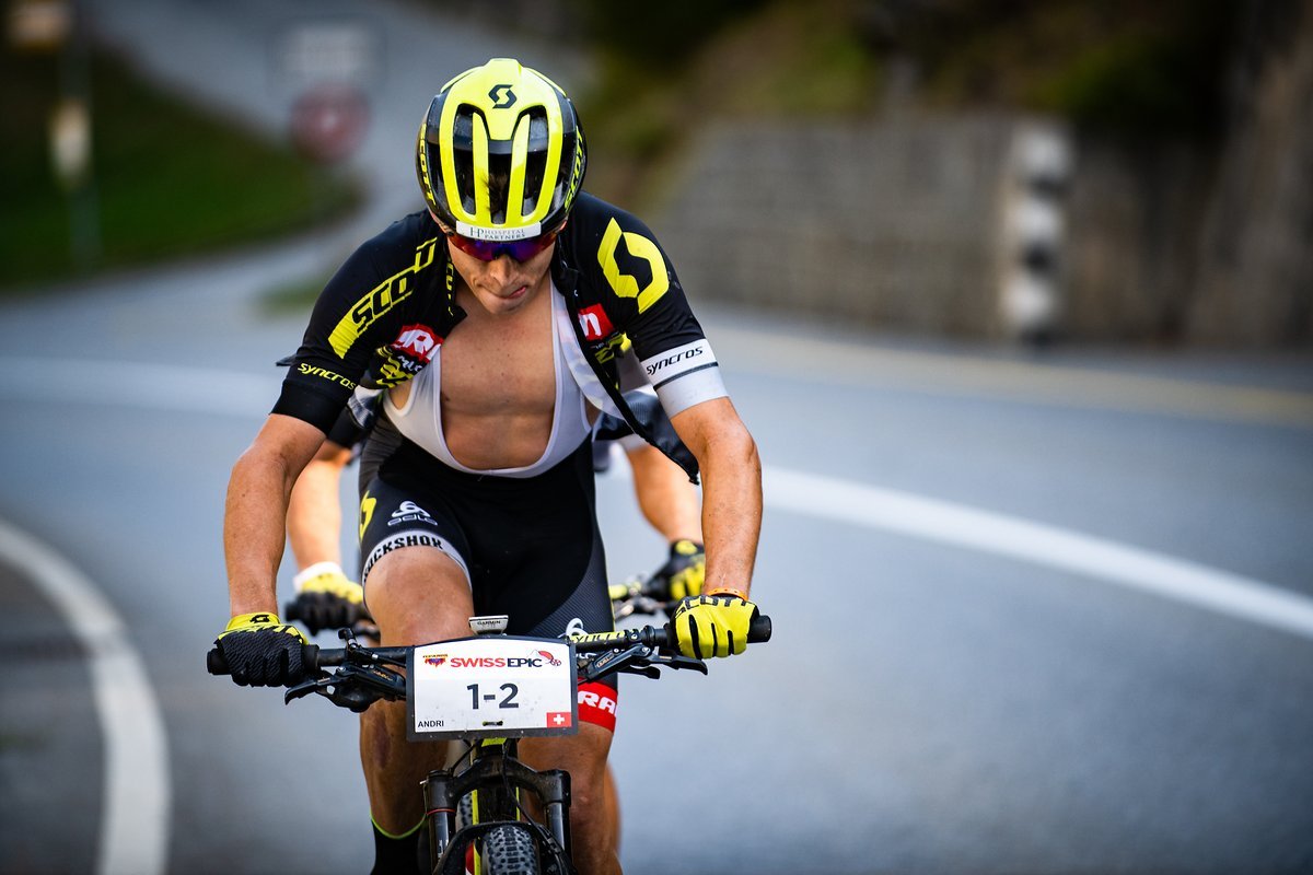 Am Ende der Etappe musste Matthias Stirnemann leiden. Gemeinsam mit seinem Teamkollegen Andri Frischknecht lag er bereits mit Vorsprung vorne, wurde dann aber noch vom Team BiXS und dem Team Buff Scott gestellt Am Ende der Etappe musste Matthias Stirnemann leiden. Gemeinsam mit seinem Teamkollegen Andri Frischknecht lag er bereits mit Vorsprung vorne, wurde dann aber noch vom Team BiXS und dem Team Buff Scott gestellt