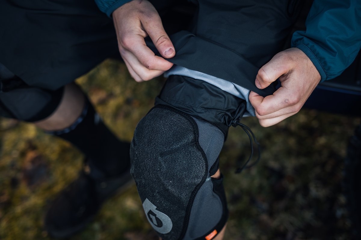 Die Nukeproof Blackline Waterproof Shorts sollen den Fahrer egal bei welchem Wetter schön trocken halten Die Nukeproof Blackline Waterproof Shorts sollen den Fahrer egal bei welchem Wetter schön trocken halten