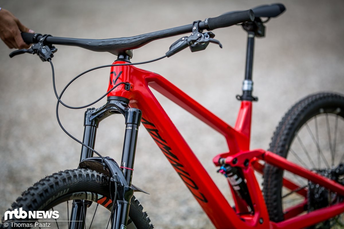 Ebenfalls interessant: Am Bike war eine einteilige Lenker-Vorbau-Kombination aus Carbon montiert Ebenfalls interessant: Am Bike war eine einteilige Lenker-Vorbau-Kombination aus Carbon montiert