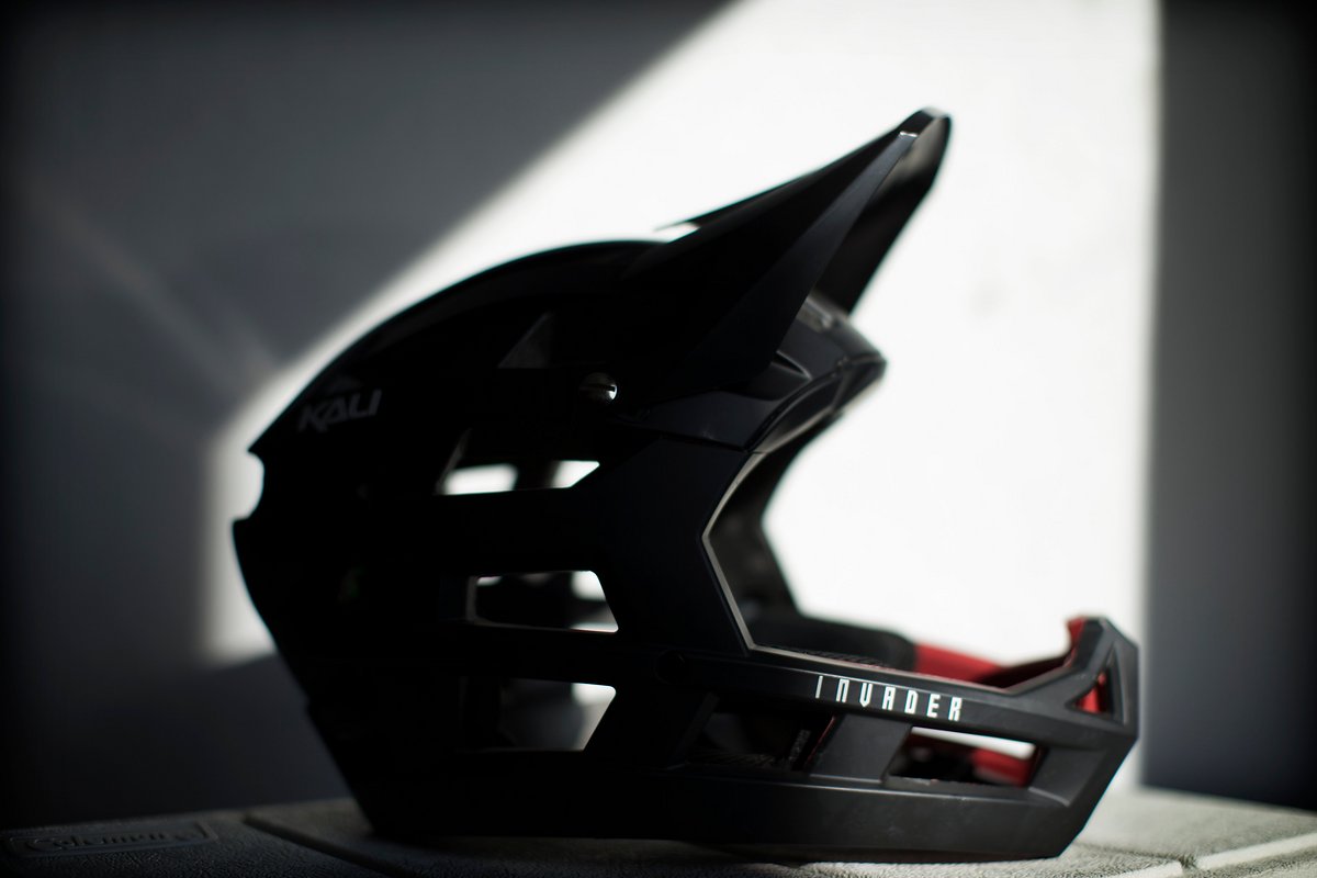 Das Visier ist verstellbar, eine Kameraaufnahme ist integriert und ein magnetischer Fidlock-Verschluss sorgt für ein sehr schnelles Abnehmen des Helmes Das Visier ist verstellbar, eine Kameraaufnahme ist integriert und ein magnetischer Fidlock-Verschluss sorgt für ein sehr schnelles Abnehmen des Helmes