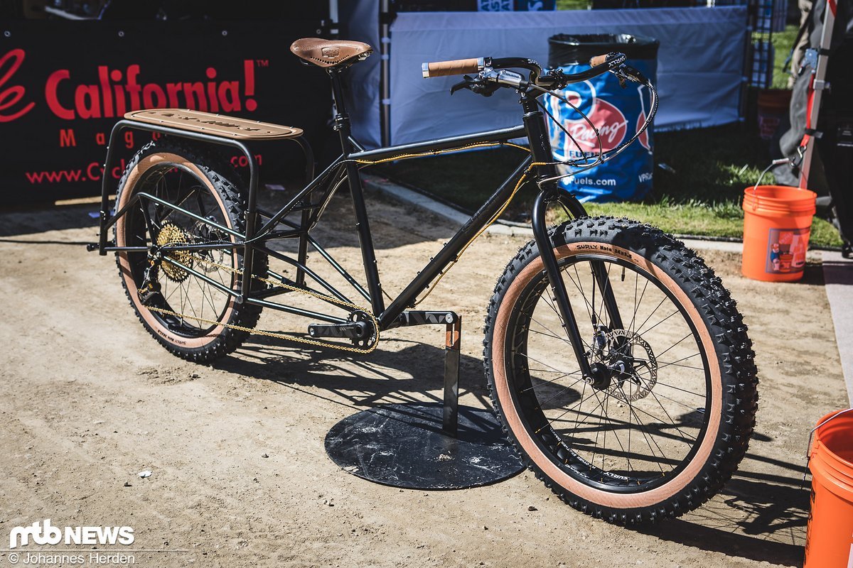 Als schlicht kann man diesen Langholzlaster von Surly nun nicht gerade bezeichnen. Mit SRAM Eagle, goldenen Schaltzügen oder dem ledernen Brooks-Sattel ist dieses Rad fast schon ein wenig auffällig. Als schlicht kann man diesen Langholzlaster von Surly nun nicht gerade bezeichnen. Mit SRAM Eagle, goldenen Schaltzügen oder dem ledernen Brooks-Sattel ist dieses Rad fast schon ein wenig auffällig.