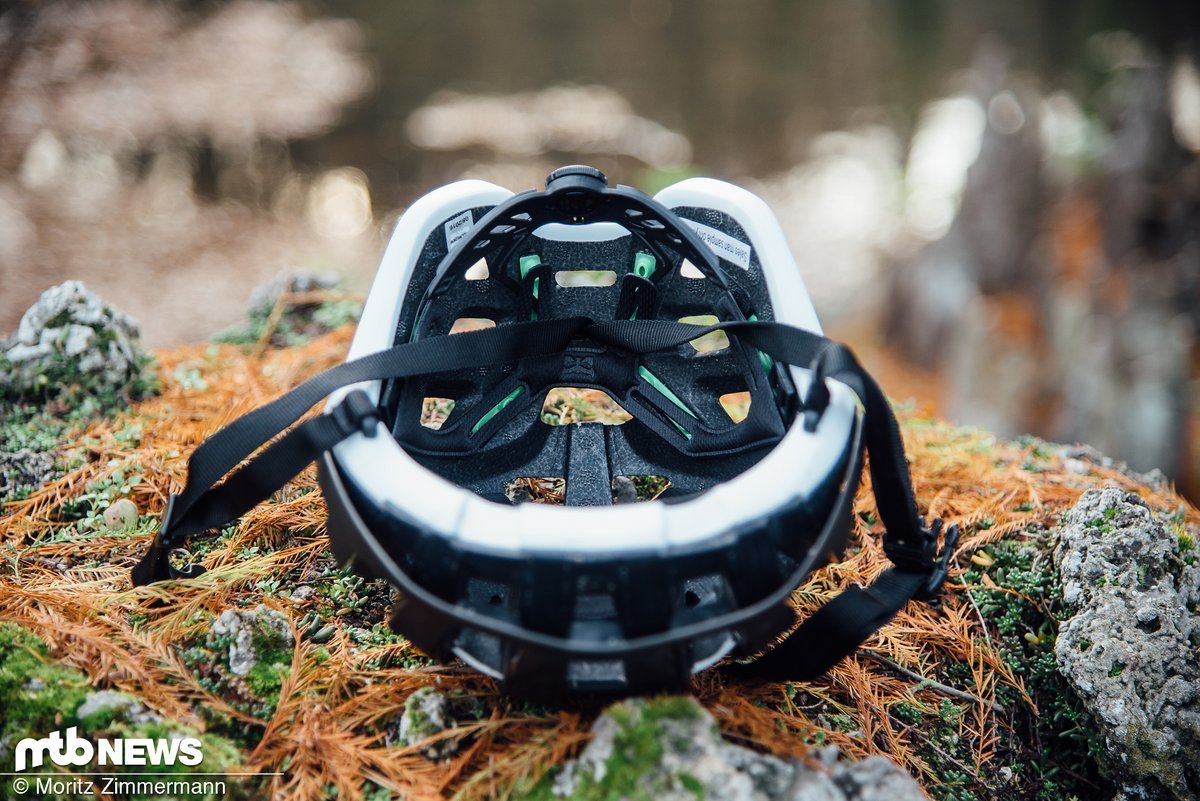 Gut zu sehen: Die grünen Armourgel-Pads, die unter den Polstern angebracht sind Gut zu sehen: Die grünen Armourgel-Pads, die unter den Polstern angebracht sind