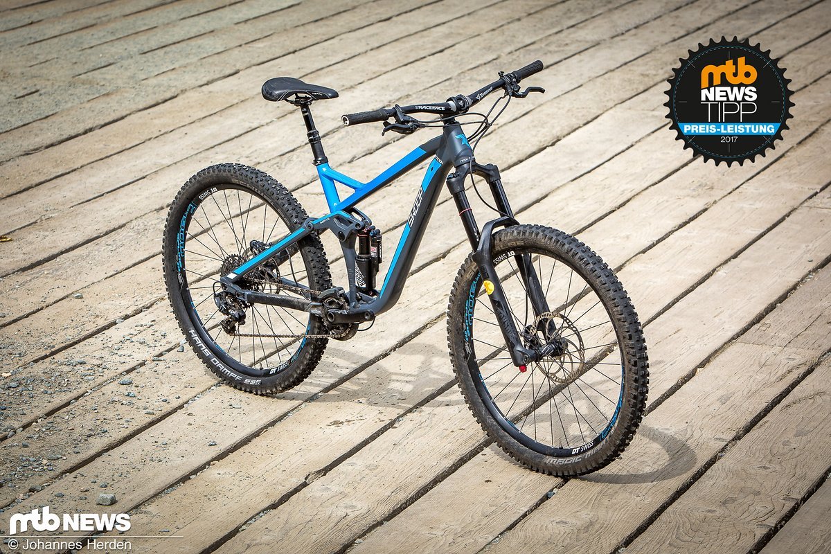 Das Radon Swoop 170 8.0 ist ein Superenduro mit einem breiten Einsatzbereich, der von Ausfahrten auf den Hometrails bis zum Besuch im Bike Park reicht Das Radon Swoop 170 8.0 ist ein Superenduro mit einem breiten Einsatzbereich, der von Ausfahrten auf den Hometrails bis zum Besuch im Bike Park reicht