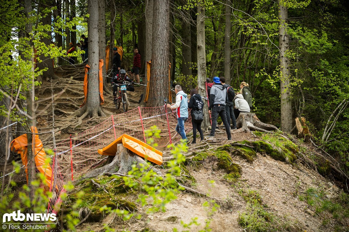 Vali Höll zeugte sich von den vielen Wurzeln unbeeindruckt und holte sich den Sieg in ihrer Klasse. Bei den Elite Damen hätte es für sie bis auf Rang vier gereicht Vali Höll zeugte sich von den vielen Wurzeln unbeeindruckt und holte sich den Sieg in ihrer Klasse. Bei den Elite Damen hätte es für sie bis auf Rang vier gereicht