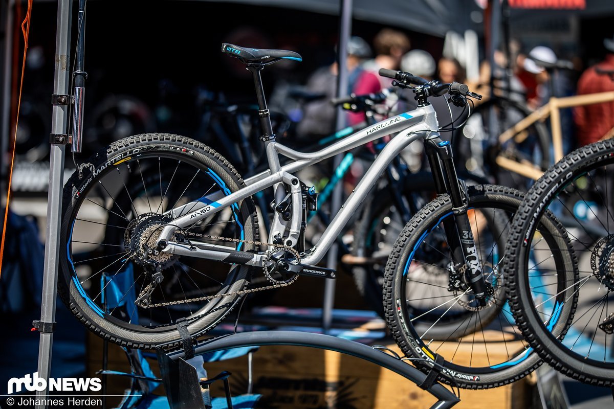 Das Hardline richtet sich an Enduro-Biker, setzt auf 27,5" große Laufräder und stellt 160 mm Federweg zur Verfügung. Das Hardline richtet sich an Enduro-Biker, setzt auf 27,5" große Laufräder und stellt 160 mm Federweg zur Verfügung.
