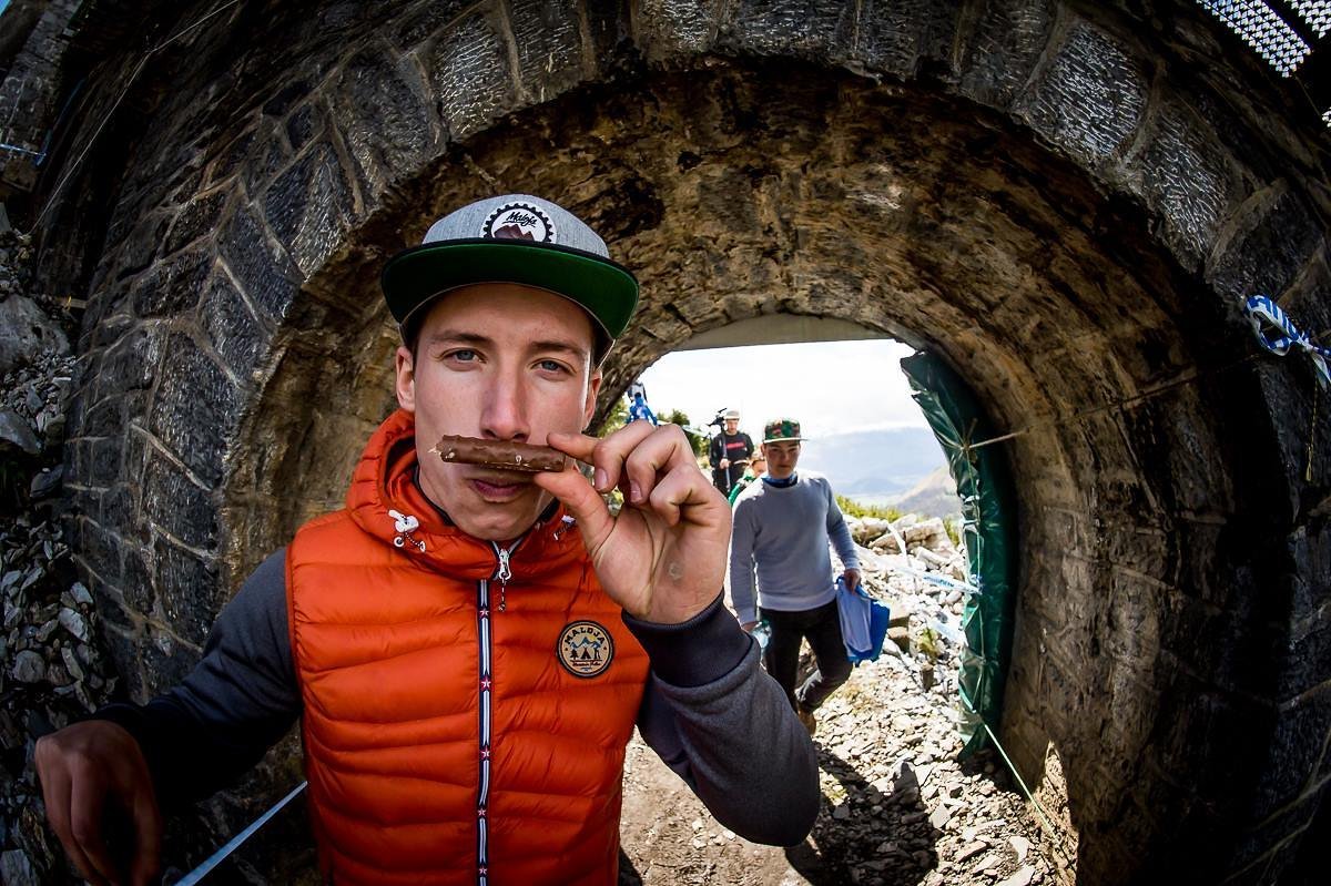 Jasper Jauch: 28 Jahre alt, seit vielen Jahren Bikeprofi und stets für jeden Spaß zu haben Jasper Jauch: 28 Jahre alt, seit vielen Jahren Bikeprofi und stets für jeden Spaß zu haben