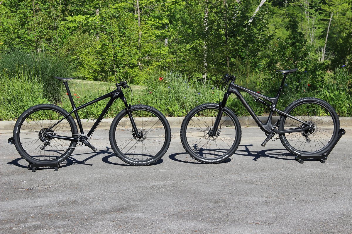 Zwei sich sehr ähnliche aber doch ungleiche Brüder: Das Scott Scale 900 SL (links) und das Scott Genius 900 SL (rechts) von IBC-User Wastelino Zwei sich sehr ähnliche aber doch ungleiche Brüder: Das Scott Scale 900 SL (links) und das Scott Genius 900 SL (rechts) von IBC-User Wastelino