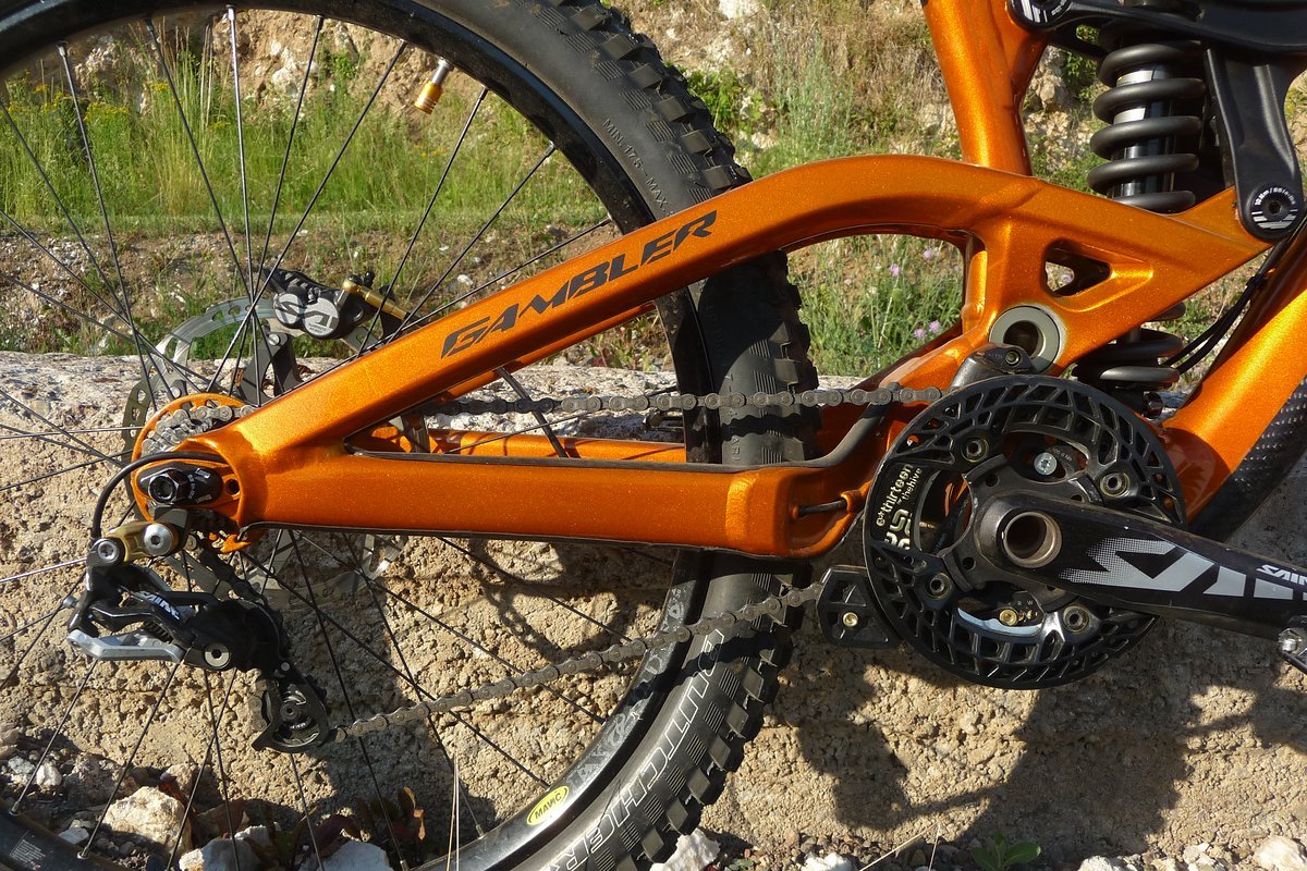 Sechs Gänge reichen mir für den Downhill, die e*thirteen SRS Kettenführung mit Bashguard sorgt für einen stets sicheren Antritt Sechs Gänge reichen mir für den Downhill, die e*thirteen SRS Kettenführung mit Bashguard sorgt für einen stets sicheren Antritt
