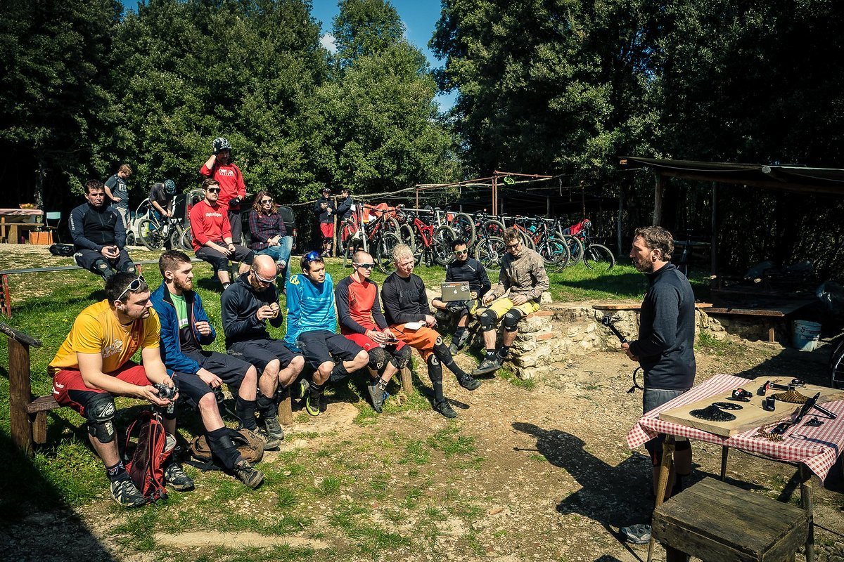 Kurze Mittagspause zwischen den Enduro-Trails: Jon Cancellier und Chris Hilton informieren über Reverb und X01 Eagle Kurze Mittagspause zwischen den Enduro-Trails: Jon Cancellier und Chris Hilton informieren über Reverb und X01 Eagle
