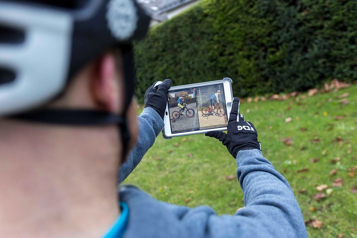 Tablet oder Handy helfen extrem mit Zeitlupenaufnahmen zur Analyse der Gewohnheiten. Hier mit der App Coach's Eye mit Splitscreen! Tablet oder Handy helfen extrem mit Zeitlupenaufnahmen zur Analyse der Gewohnheiten. Hier mit der App Coach's Eye mit Splitscreen!