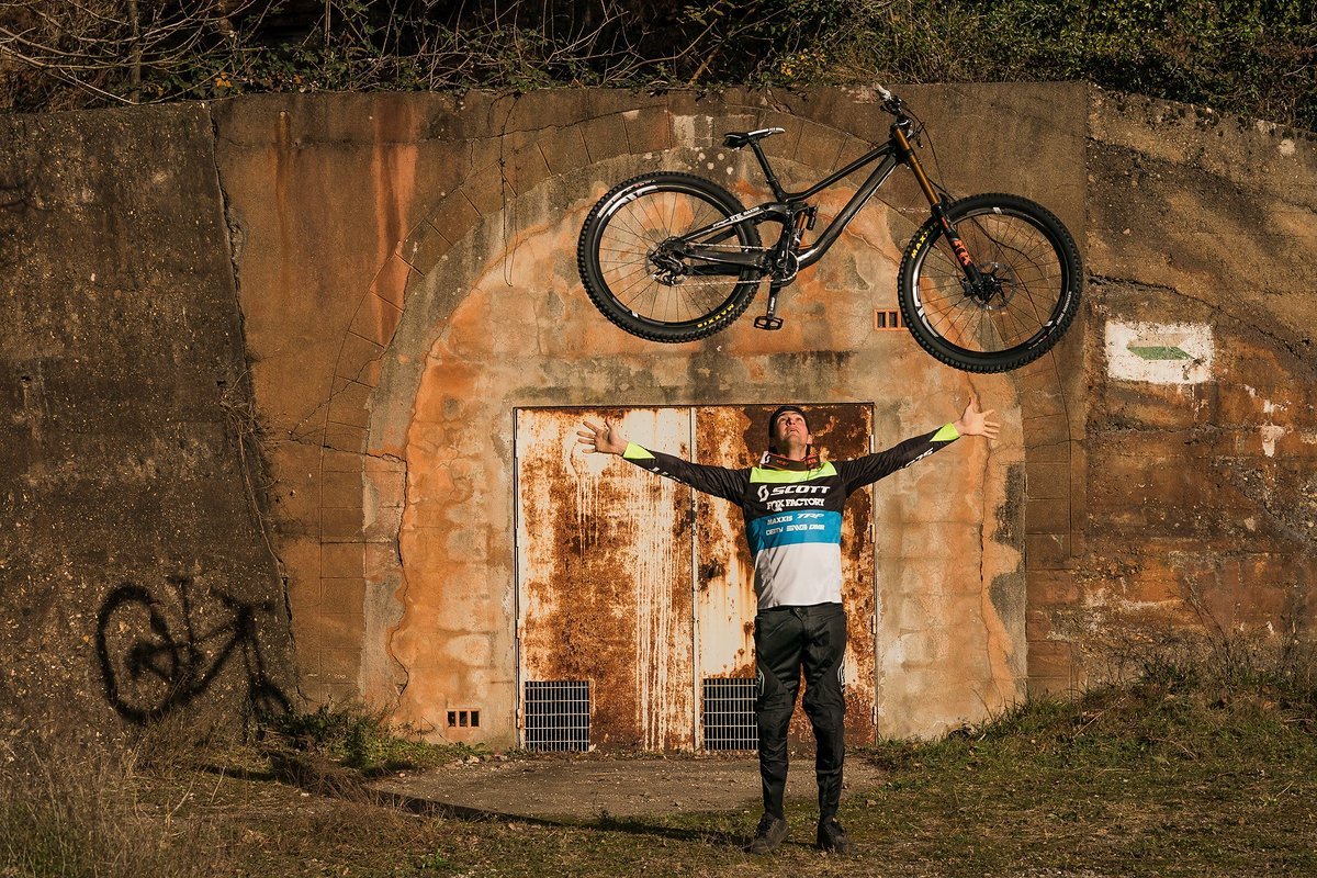 Da kann man vor lauter Freude mal sein Bike in die Luft schmeißen: Brendan Fairclough bekommt nicht nur ein neues Arbeitsgerät, sondern auch drei neue Teamkollegen Da kann man vor lauter Freude mal sein Bike in die Luft schmeißen: Brendan Fairclough bekommt nicht nur ein neues Arbeitsgerät, sondern auch drei neue Teamkollegen