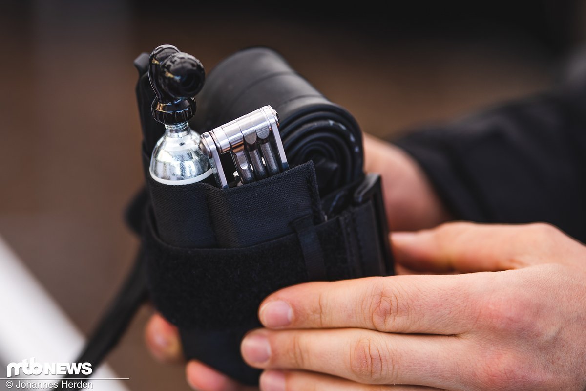 Der Lezyne Send It Strap wird am Rahmen befestigt und bietet Multitool, Schlauch, Reifenhebern und einer CO2-Kartusche Platz. Der Lezyne Send It Strap wird am Rahmen befestigt und bietet Multitool, Schlauch, Reifenhebern und einer CO2-Kartusche Platz.