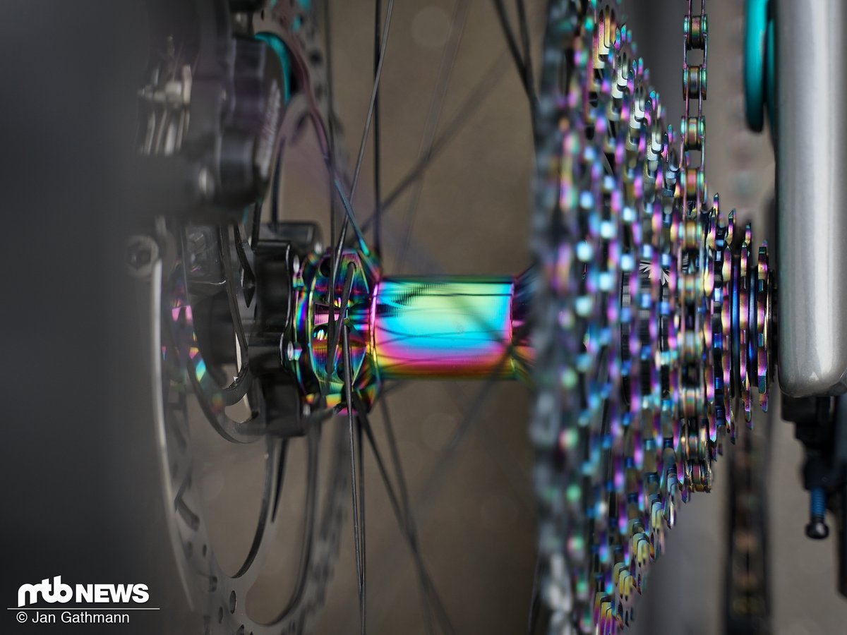 Die schillernden Naben des DT Swiss XCM 1200 Spline-Laufradsatz sind perfekt auf die SRAM XX1 Eagle AXS-Kasette abgestimmt. Die schillernden Naben des DT Swiss XCM 1200 Spline-Laufradsatz sind perfekt auf die SRAM XX1 Eagle AXS-Kasette abgestimmt.