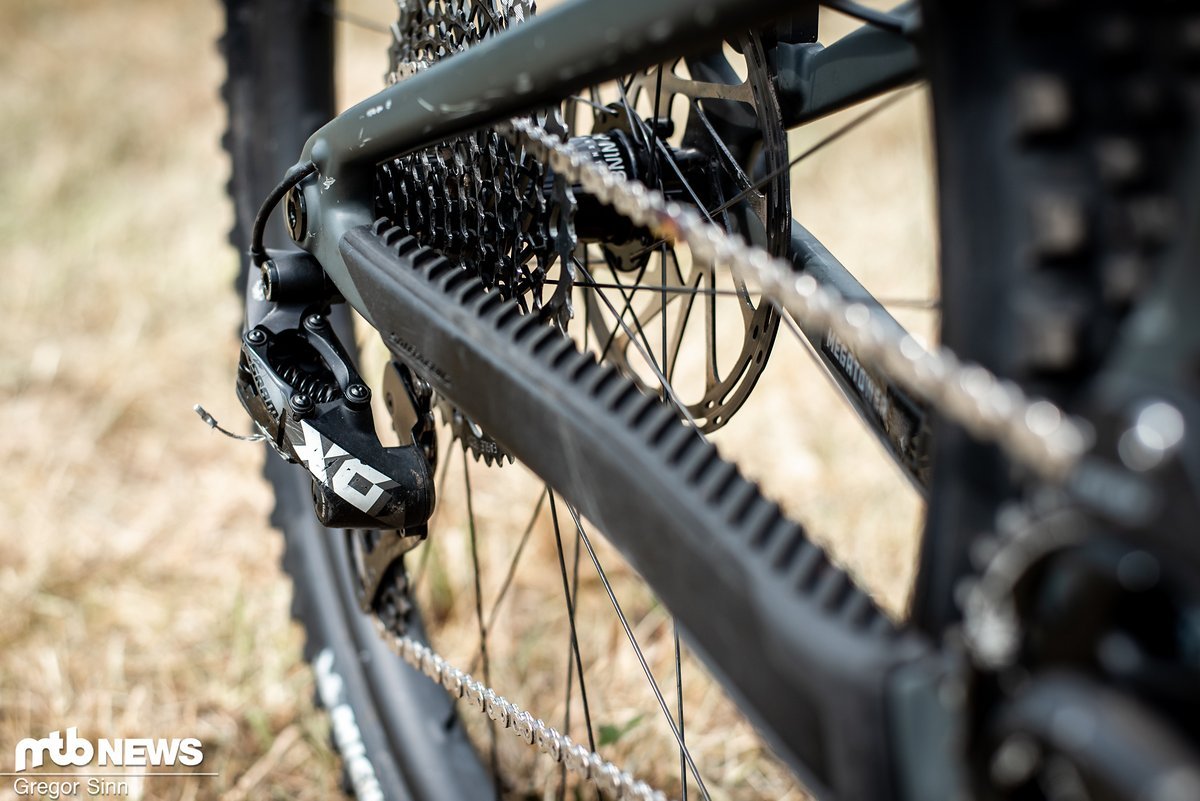 Für den Wechseln zwischen den 12 Gängen ist jedoch die bewährte und hochwertige SRAM X01 Eagle-Schaltung verantwortlich. Für den Wechseln zwischen den 12 Gängen ist jedoch die bewährte und hochwertige SRAM X01 Eagle-Schaltung verantwortlich.