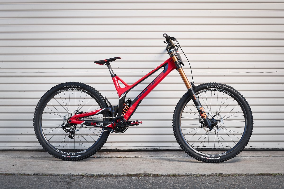 Das neue Arbeitsgerät von Aaron Gwin und Co.: Das Team setzt auf das in den letzten Jahren entwickelte Intense M29 Das neue Arbeitsgerät von Aaron Gwin und Co.: Das Team setzt auf das in den letzten Jahren entwickelte Intense M29