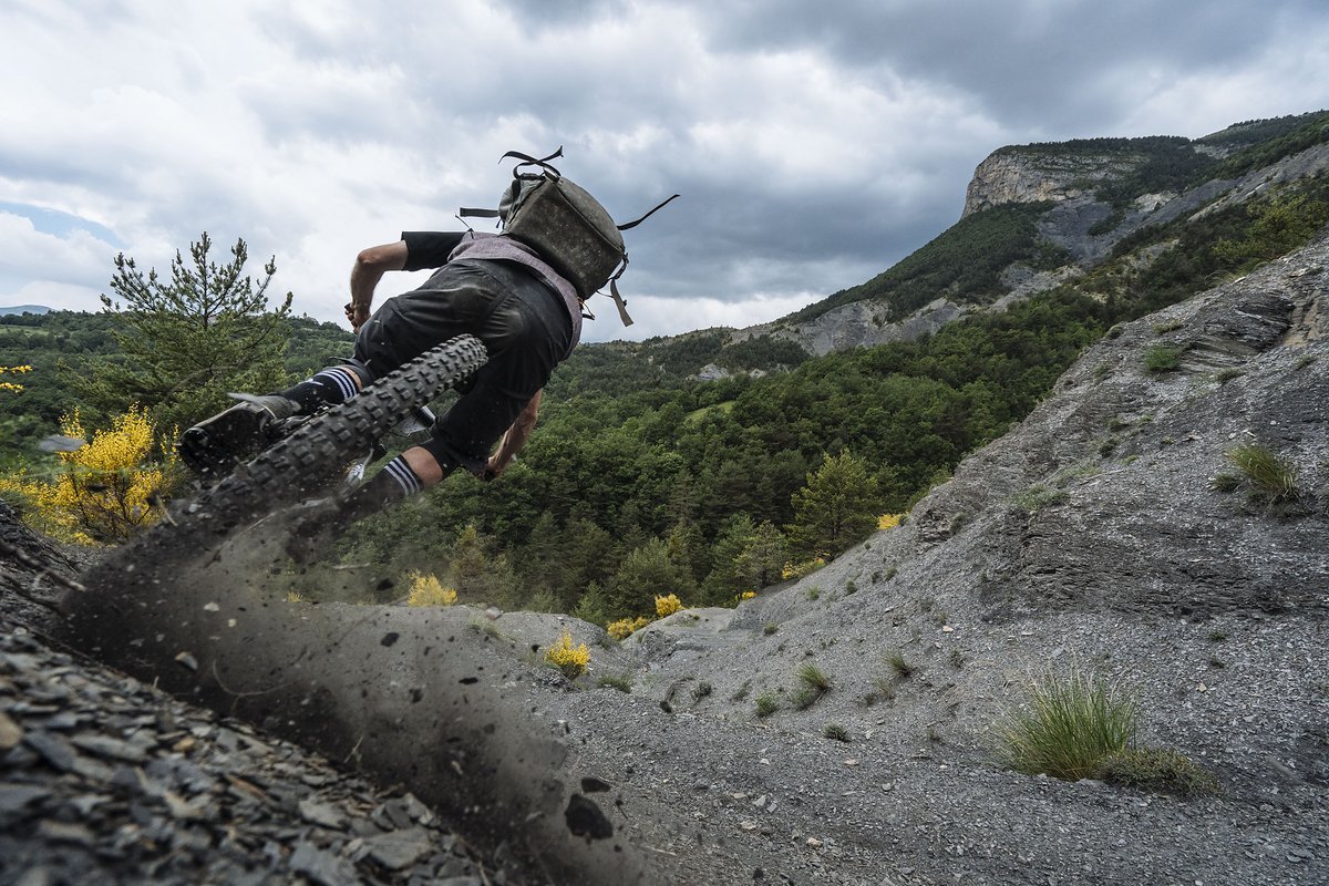 Die typischen Grey Earth-Trails gehören ebenso zur Trans-Provence wie der gelegentliche Sturz Die typischen Grey Earth-Trails gehören ebenso zur Trans-Provence wie der gelegentliche Sturz