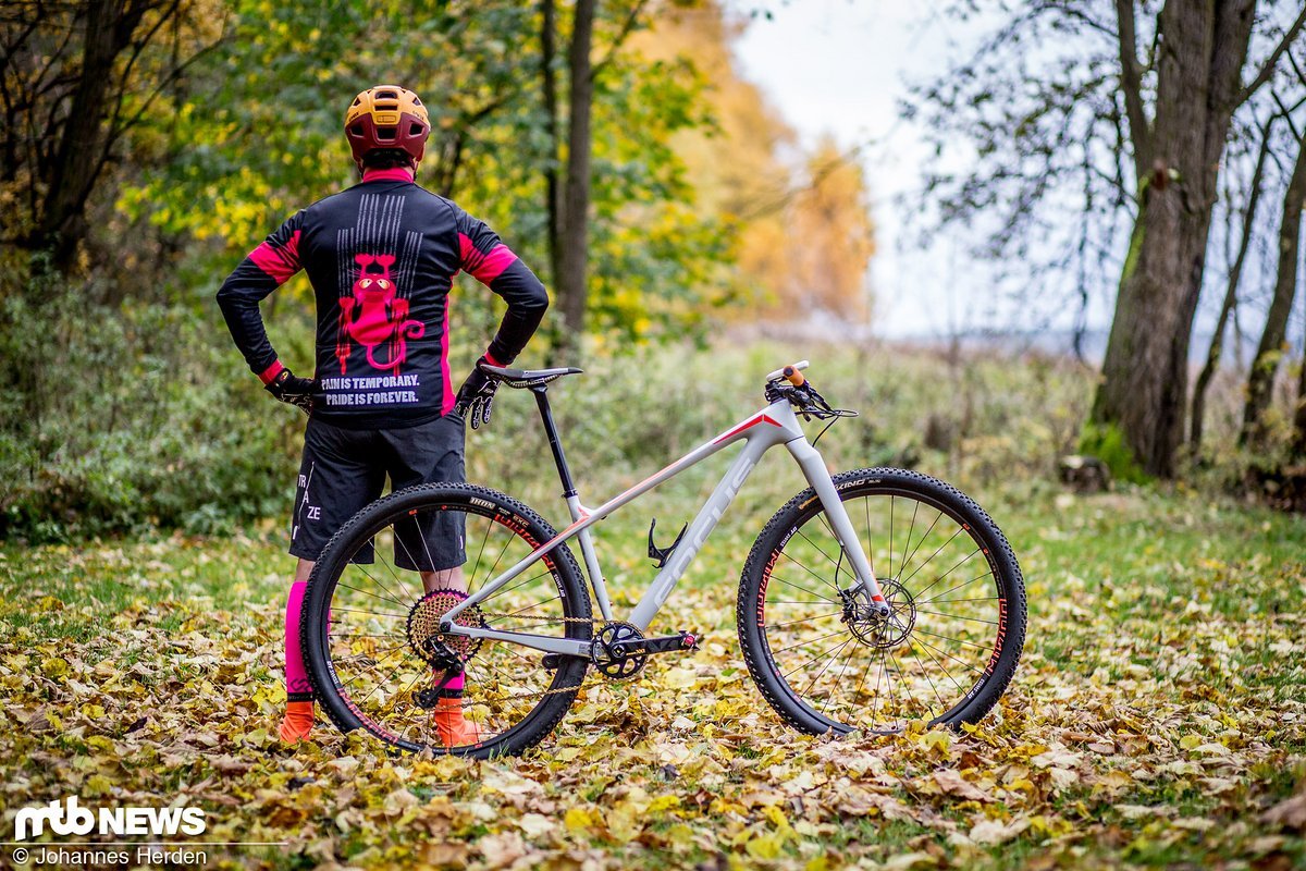 Will unerkannt bleiben: Unser Kolumnist Muschi mit dem Focus Raven MAX, das die SRAM XX1-Kassette zu diesem Zeitpunkt 1800 km montiert hatte Will unerkannt bleiben: Unser Kolumnist Muschi mit dem Focus Raven MAX, das die SRAM XX1-Kassette zu diesem Zeitpunkt 1800 km montiert hatte