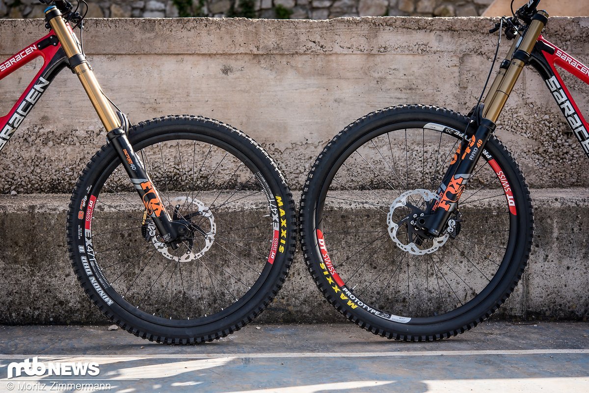Das neue Saracen Myst-Downhillbike gibt es nun in 27,5" und 29". Beide Rahmen sehen jedoch fast identisch aus und sollen sich auch sehr ähnlich fahren. Das neue Saracen Myst-Downhillbike gibt es nun in 27,5" und 29". Beide Rahmen sehen jedoch fast identisch aus und sollen sich auch sehr ähnlich fahren.